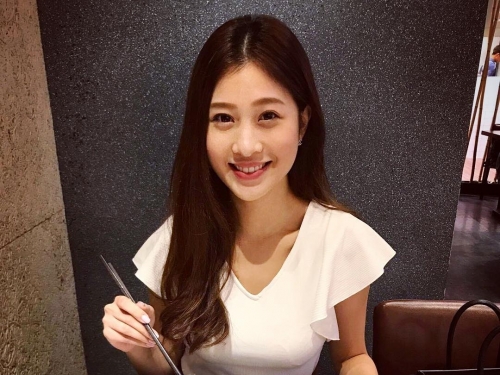 高學歷「甜美正妹」脾氣不太好！低調大露「雪白嫩乳」的兇猛身材！