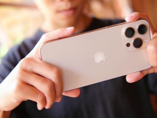 信徒iPhone掉進功德箱 廟方拒歸還：神的財產