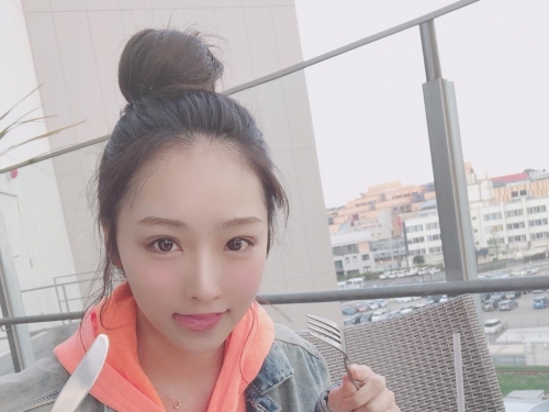 「正妹藥劑師」衣服底下竟然是爆乳身材　三點式泳裝遮不住過人乳量！