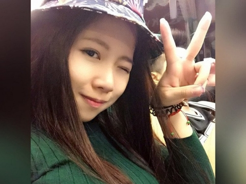 想當桌子！鋼圈「捆不住」的渾圓巨乳　不科學兇妹上衣快炸開了！