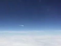 《客機乘客在飛行中拍到不明尾跡！》