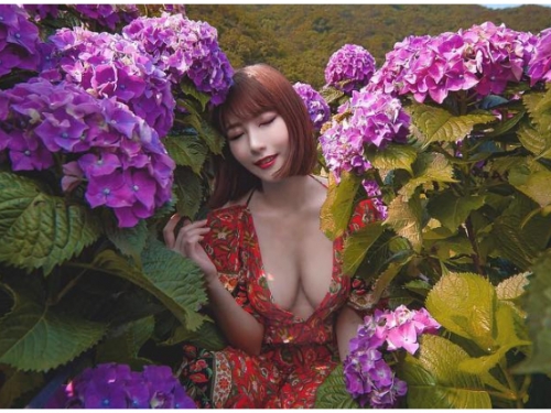 花在哪裡我怎麼都沒看到？「高冷女王」希維亞花叢中綻放事業線，辣到沒人想賞花