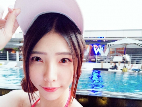 馬路上驚見逆天長腿「女重機騎士」　褪下皮衣竟然有火辣爆乳身材！