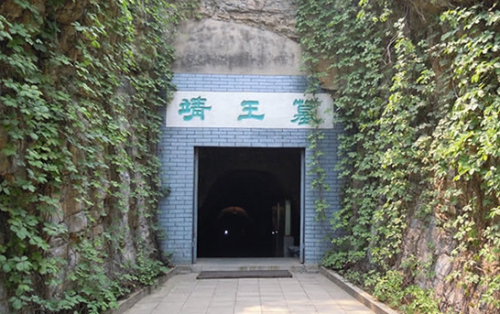 1968年第一次出土金縷玉衣，墓主想“起死回生”，屍骨卻不見