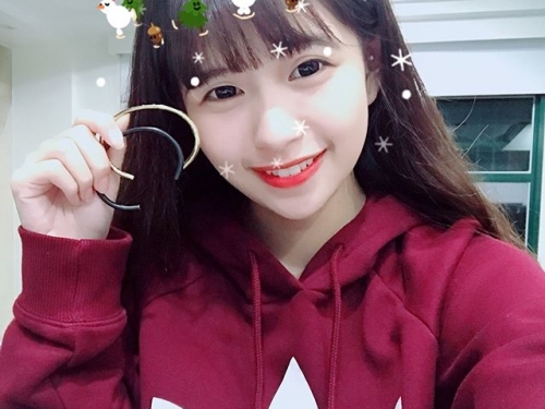 太甜了～高顏值甜美學生妹「育婷」無辜大眼＋清純微笑讓人想重回學生時代了！
