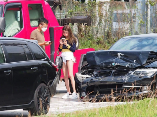 正妹駕駛BMW「煞不住追撞」車頭毀 老司機嘆：褲都破了