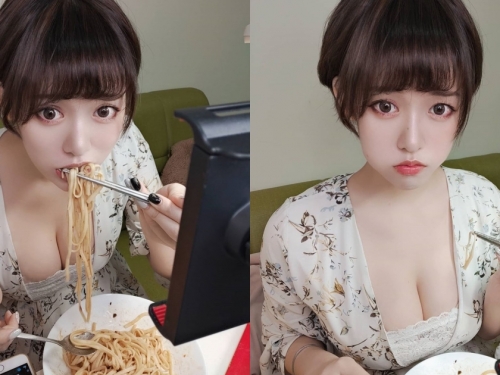 看她直播真香！「短髮美胸正妹」開播前嘟嘴吃麵，超無辜神情讓網友跟著餓啦！