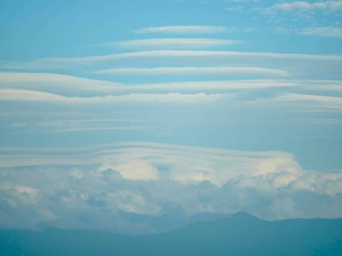 天有奇景！「飛碟雲」現身嘉義縣上空