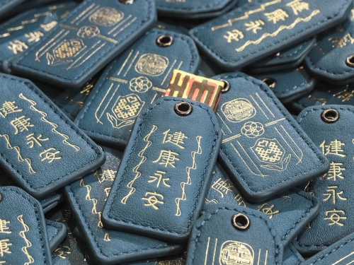 有帶媽祖有保庇！大甲鎮瀾宮推出9款「皮革平安符」質感爆棚，網：這個藍色超時尚！