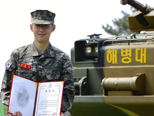英超／亞洲球王打靶神準 孫興慜軍訓結業獲頒優秀獎