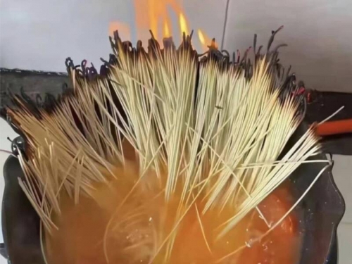 她煮麵竟意外起火 網友笑倒：真正的「鍋燒」麵