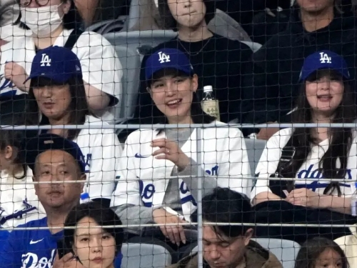 MLB》道奇大嫂團出動！大谷翔平愛妻田中真美子也入鏡　高挑身材超好認