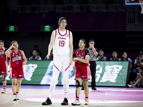 U18女籃》怎麼守？中國「女姚明」220公分超誇張 對手嚇壞：沒見過這麼高的人