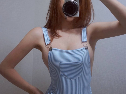 想吃！妹子吊帶裙偷藏兩粒「白嫩大饅頭」，驚人乳量溢出來又滿出來…