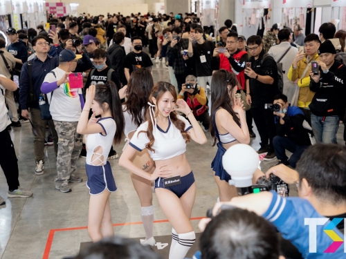 比基尼遊行遶全場　現場粉絲拍到手軟！
