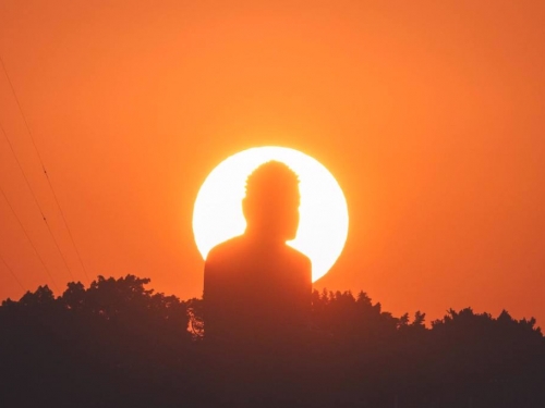 不是合成照！八卦山「大佛懸日」奇景引讚嘆 攝影師揭構思