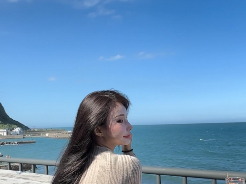 北宜公路遇到「巨乳正妹」艾妃喝咖啡！好想在TSE也遇到一下！