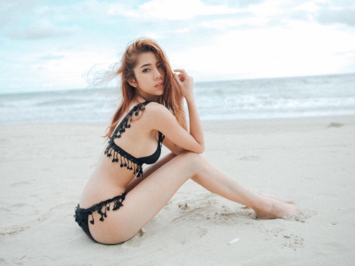泰國前十正妹！比基尼遮不住「飽滿美乳」都快從旁邊溢出來啦！