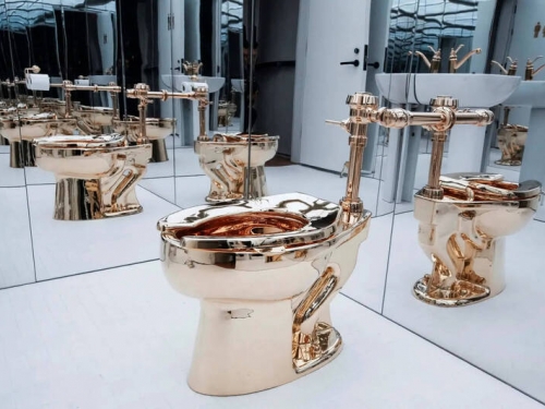 可正常沖水！「牆上香蕉」藝術家作品 18K黃金馬桶拍出3.77億