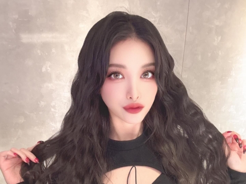 嬌小美豔人氣正妹「子筠Nina」，性感嫵媚的「雪乳美臀」搶佔你視線