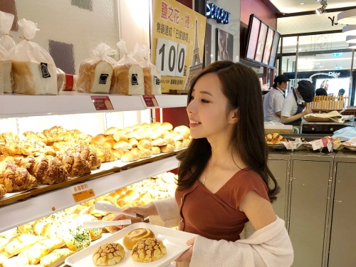 麵包店捕獲「神級氣質正妹」，鄰家氣質逼人戀愛！網：美到麵包都掉了