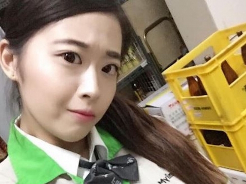 好猛！網友驚見「爆乳全家正妹」那乳量實在太狂！超大的車頭燈讓一堆群組全傳瘋了...