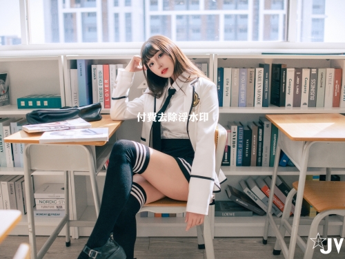 小臉大奶學生妹「Vivi」色誘老師好拿手！翹高美尻自摸挑逗！