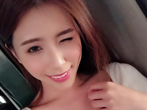 性感妖精「甜心Q匠」火辣曲線極度誘惑　自拍畫面被塞好滿！
