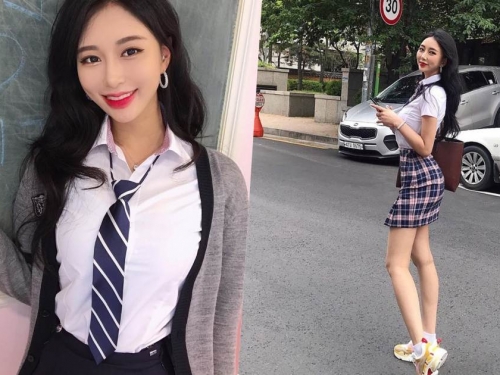 高顏值制服辣妹「有兇猛乳量」，九頭身好比例狂讓人回頭！