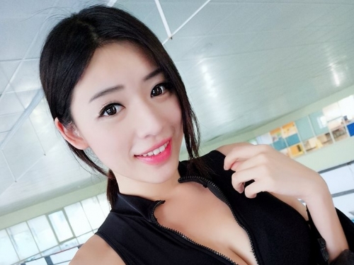 這根本「國民初戀」！爆乳正妹穿上「緊身潛水裝」身材曲線畢露！