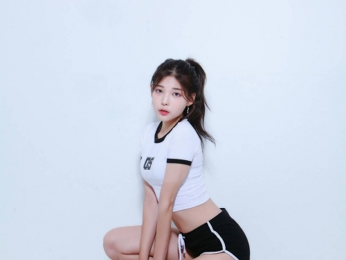 戀愛系少女出沒！妹子超短上衣大秀「白嫩蟻腰」，撩人姿勢讓人想一起洞刺洞