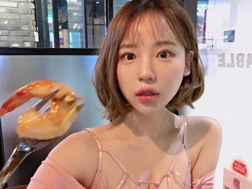性感姐姐內衣外穿好大膽　「爆乳美食秀」讓人還沒吃就先被乳量餵飽！