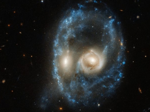 宇宙也過萬聖節，哈伯望遠鏡拍下一張「鬼臉」照片