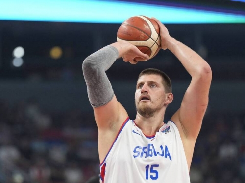 籃球歐錦賽》好享受比賽 約基奇被拍到比賽中在板凳席唱歌