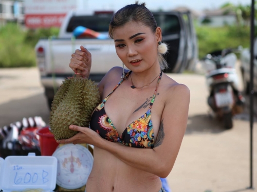 單親辣媽穿比基尼賣榴槤 只為養3子長大 火辣身材引暴動