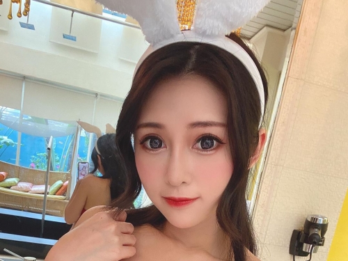 貓貓幹的好！「安希」被寵物背叛　伸手拉低衣領露巨乳送粉絲福利