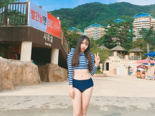 學生妹發育良好！胸前等級已不是普遍級！「兩團肉包」快撐破制服啦…
