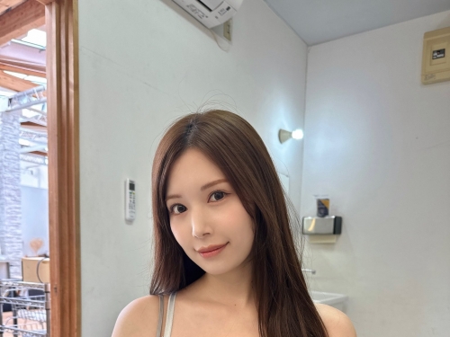 只是口交不算出軌吧？美乳OL「明里紬」揪已婚上司來家裡，當老公面亂搞