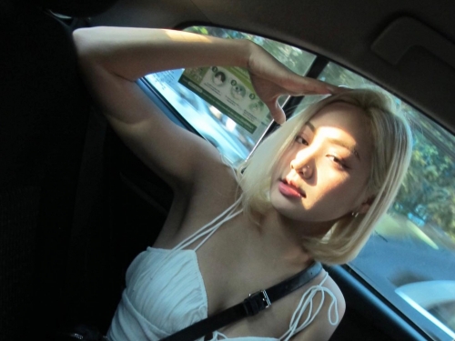 金髮辣妹「Barbie葆葆」水上樂園玩耍，高衩泳裝秀「修長美腿」辣翻路人！