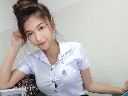 擋到電視了！「巨乳正妹」看世足奶太大快擋住畫面　穿襯衫也擠爆扣子！