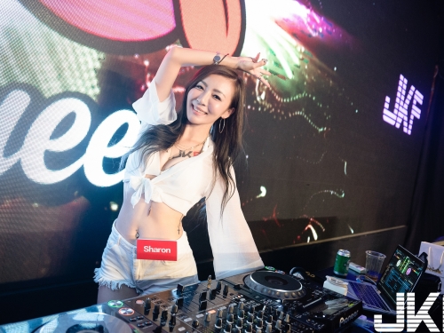 火辣「DJ Sharon」性感惹火嗨翻現場　刷碟技巧就和身材一樣好！
