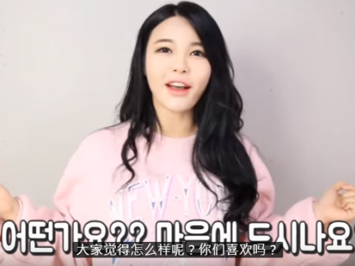 路邊奇景！巨乳直播妹「下半身」有亮點引關注！妹子竟直接掀裙當眾解釋