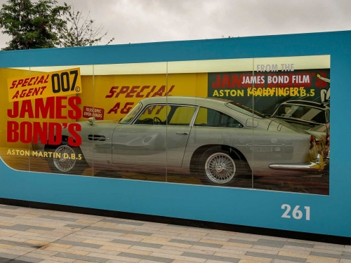 《007：生死交戰》宣傳奇招！把 Aston Martin DB5 放進1比1的復古玩具展示盒真的太香啦