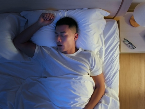 半夜驚見尪睜大雙眼瞪自己 人妻嚇傻：正在熟睡中