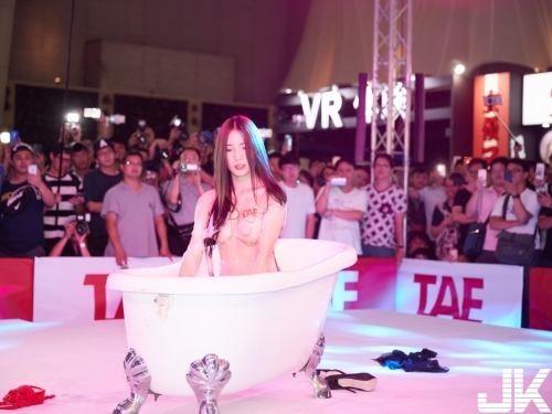 湯流出來了！「背心爆乳妹」低胸彎腰吃拉麵，原來是最狂「泡泡浴」情慾女王啊！