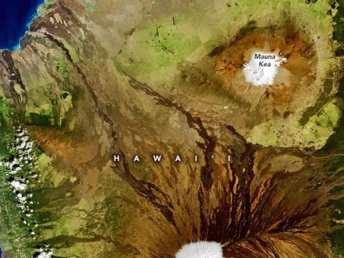 令人驚嘆的影像揭示了歷史性的大雨過後，夏威夷的火山被雪覆蓋著