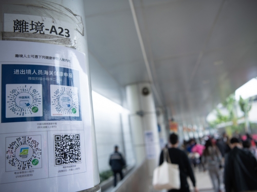 裸女澳門出入境處狂奔 大票人看傻眼：這得輸多少？