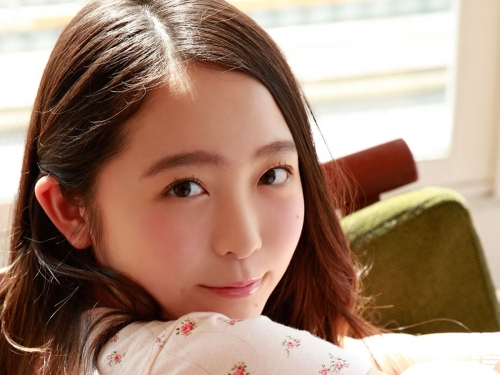 好甜！兩顆「白嫩雪乳」不經意滾出來啦！萌妹子「居家視角」實在清純到太邪惡～