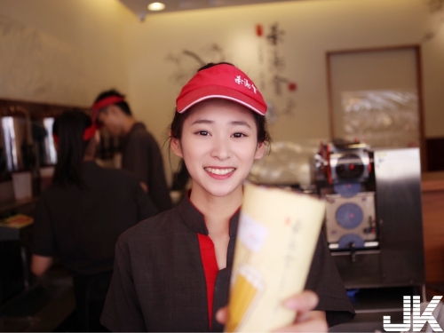 新竹「茶湯會正妹」甜笑逆天！　飲料不加糖也超好喝❤