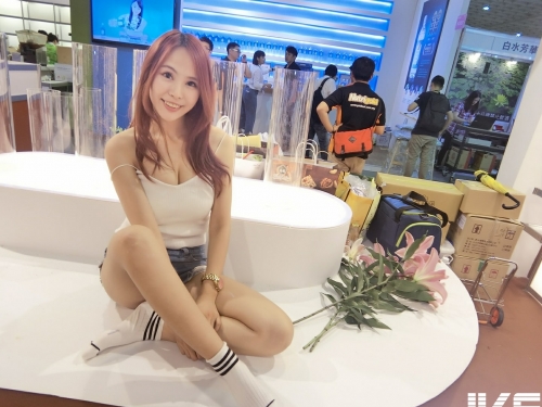 巨乳發威正妹「上衣被撐裂」，「飽滿上圍」好身材讓人目不轉睛！